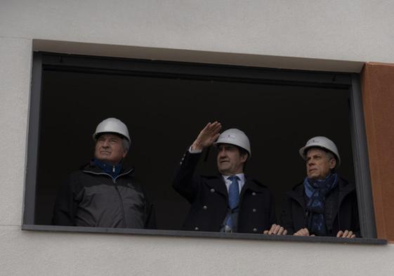 El consejero de Medio Ambiente (C) visitó las viviendas de Posada del Bierzo junto al alcalde de Carracedelo (I) y el delegado territorial de la Junta.