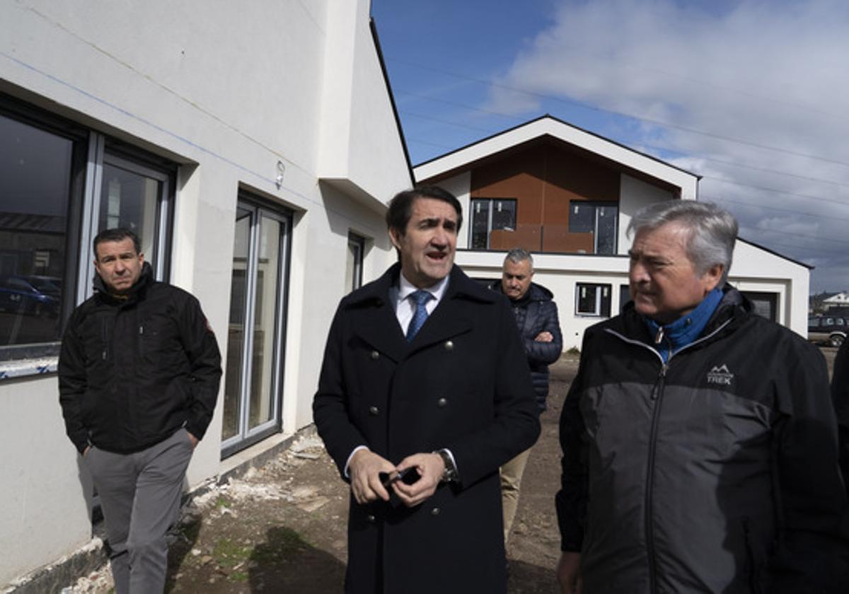 El consejero de Medio Ambiente,, durante su visita a las obras de la promoción de 32 Viviendas de Protección Oficial en Posada del Bierzo.