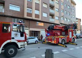 Los bomberos de Ponferrada acudieron al edificio con una autoescala y una autobomba.