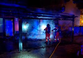 Los bomberos de Ponferrada trabajan para extinguir el incendio en el bar Saxo de Cuatrovientos.