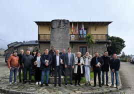 El presidente del Consejo (C) junto al alcalde y los miembros de la Corporación municipal de Congosto.