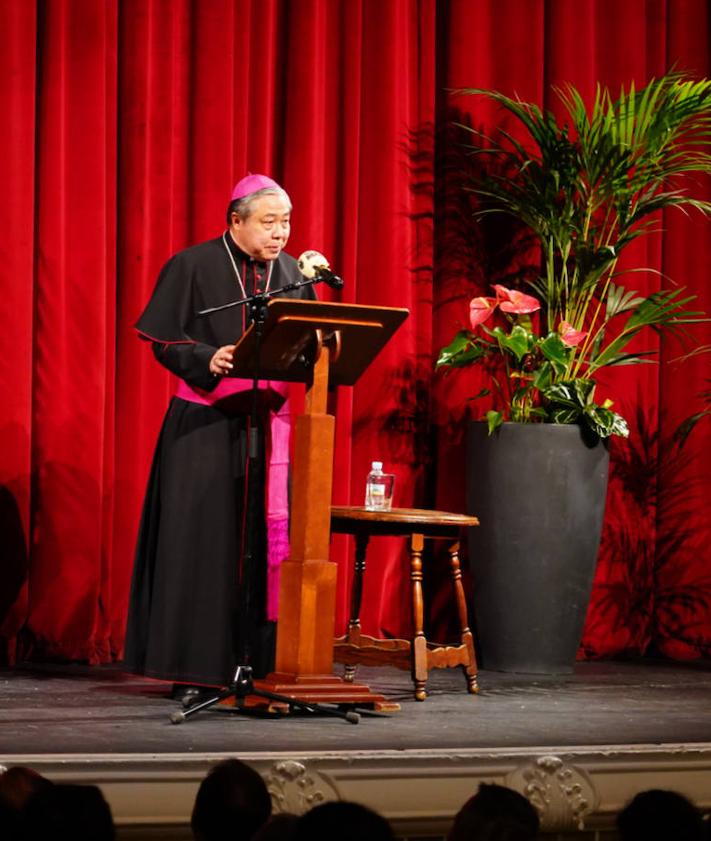 Imagen secundaria 2 - El nuncio apostólico del papa Francisco en España, Bernardito Cleopas Auza, ofrece el pregón de la Semana Santa de Ponferrada