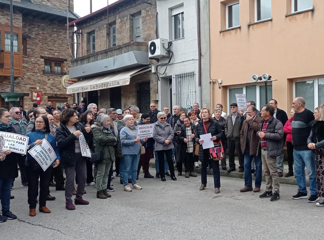 Protesta de los vecinos de Lillo del Bierzo para exigir un médico para el consultorio local.