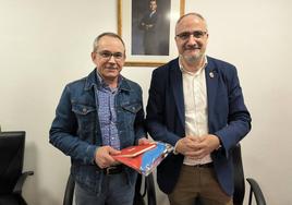 El presidente del Consejo Comarcal del Bierzo (D) junto al alcalde durante la visita al Ayuntamiento de Sobrado