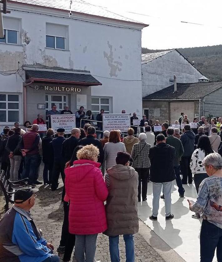 Imagen secundaria 2 - Más de 200 vecinos protestaron para exigir a la Junta un médico en el consultorio de Lillo del Bierzo.