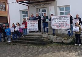 Protesta de los vecinos de Fabero frente al consultorio de Otero de Naraguantes.