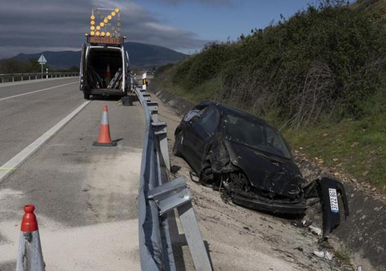 Imagen del vehículo siniestrado en el accidente de tráfico en las Ventas de Albares en el que falleció un joven de 35 años.