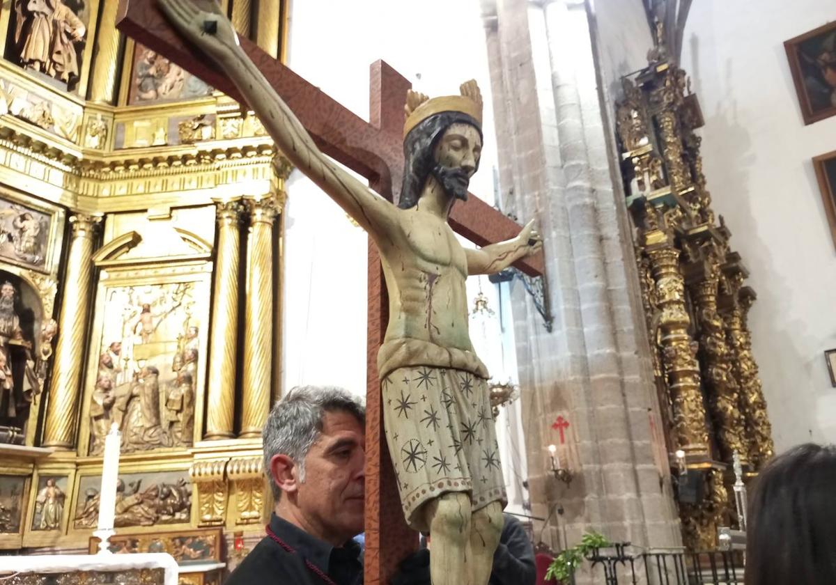 Imagen del Cristo de la Fortaleza portado por uno de los cofrades de la Real Hermandad de Jesús Nazareno en el Viacrucis Penitencial en la Basílica de la Encina de Ponferrada.