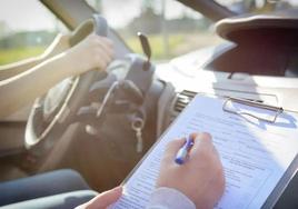 Examen práctico de un alumno para obtener el carné de conducir.