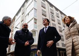 El consejero de Medio Ambiente (2D), el alcalde de Ponferrada, la directora general de Vivienda y el delegado de la Junta, visitaron uno de los edificios rehabilitados en el barrio de la Puebla.