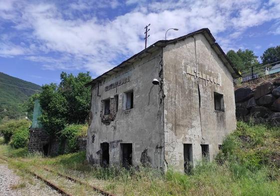 Conjunto de la estación de ferrocarril de Matarrosa del Sil.