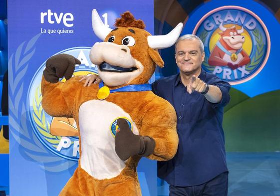 El presentador Ramón García posa con la vaquilla del Grand Prix.