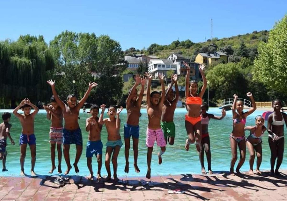 Imagen principal - NIños y niñas participantes en el programa 'Vacaciones en Paz' durante su estancia en El Bierzo. 