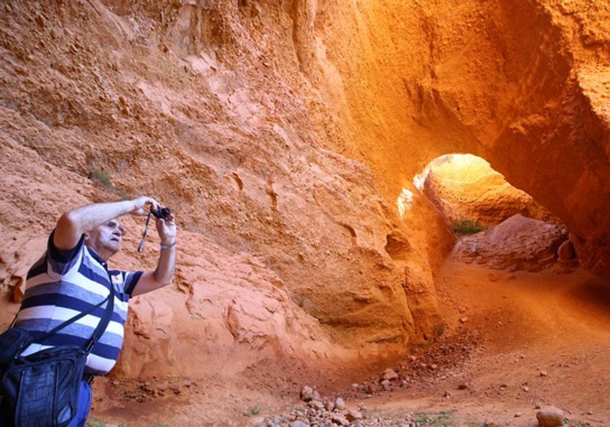 Un turista hace fotos en el paraje berciano Patrimonio de la Humanidad de Las Médulas.