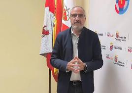 El presidente del Consejo Comarcal del Bierzo, Olegario Ramón, durante la declaración institucional pidiendo a Mañueco que rectifique.