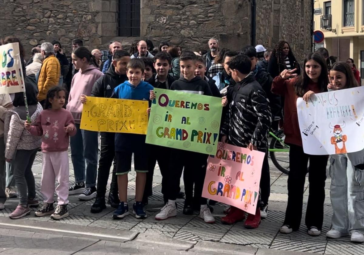 Algunos de los participantes más jóvenes en el vídeo de Bembibre.