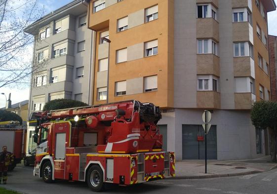 Uno de los camiones de bomberos que se desplazó hasta el incendio de Ponferrada.