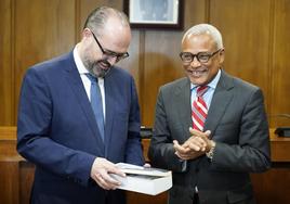 El alcalde de Ponferrada, Marco Morala (I), recibe al presidente de la República de Cabo Verde, José María Pereira Neves (D).