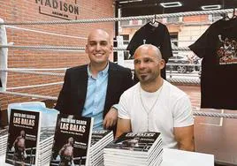 El periodista berciano Álvaro Carrera y el excampeón mundial de boxeo Kiko Martínez, en la presentación del libro.