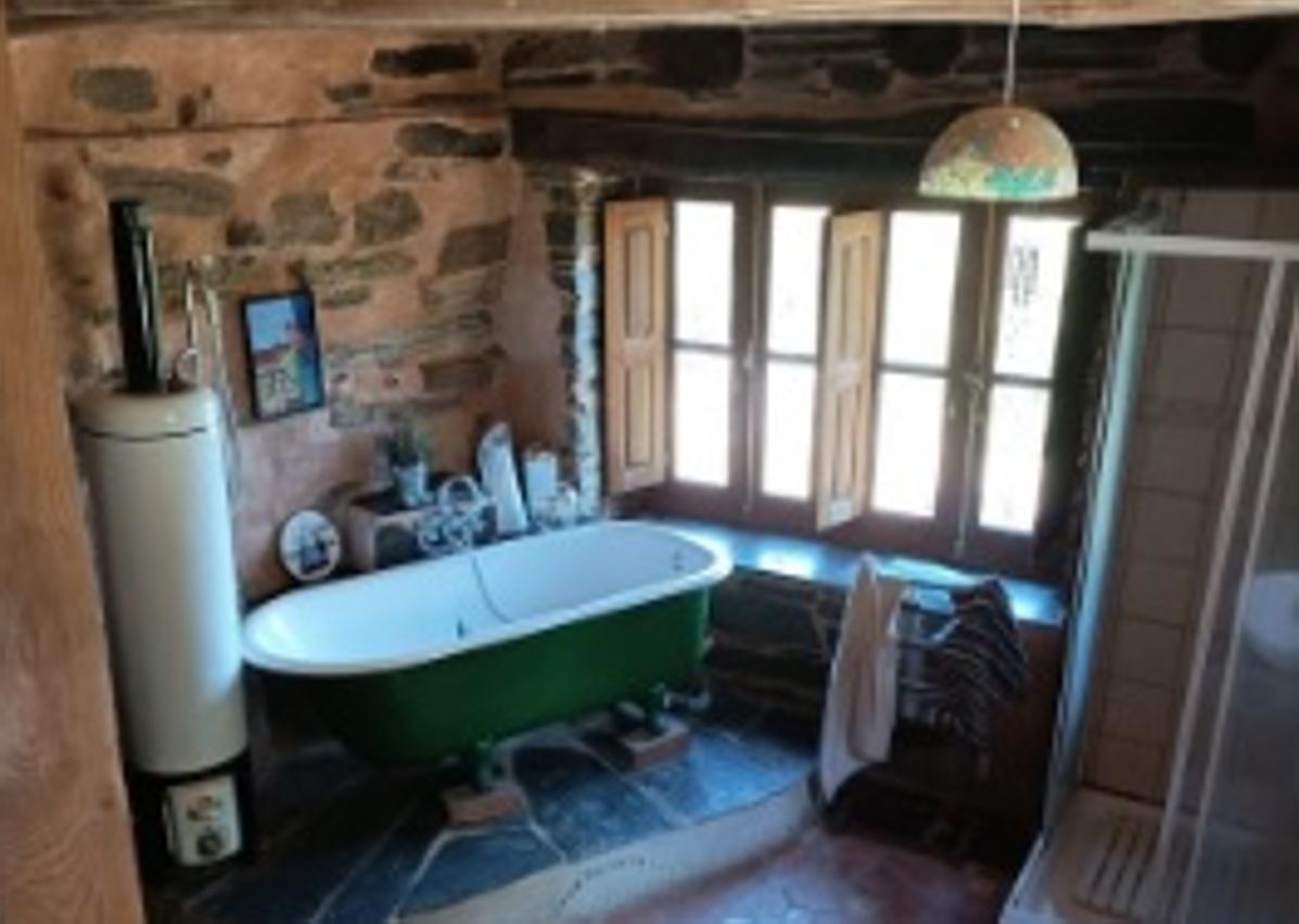 Imagen secundaria 1 - ¿Quieres ser dueño de un pueblo? Por 420.000 euros es posible en el Bierzo