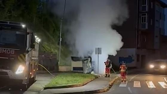 Un incendio en un transformador deja sin luz a unos 600 vecinos de Vega de Espinareda