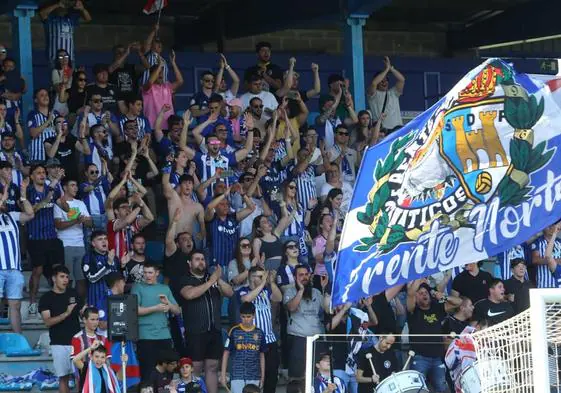 Afición de la Ponferradina en el partido ante el Logroñés.