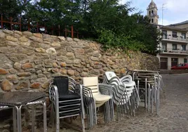 Sillas y mesas de un establecimiento hostelero en el casco antiguo de Ponferrada.