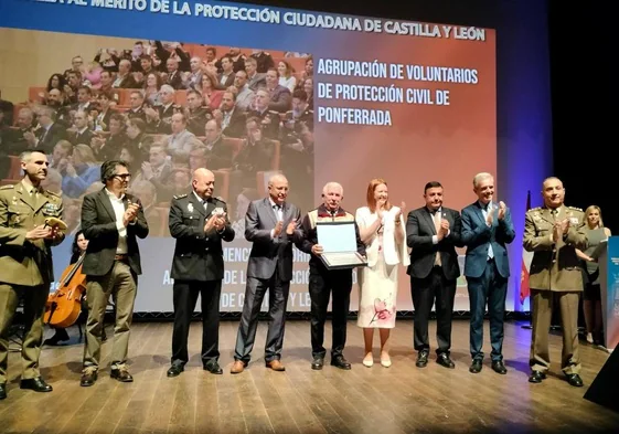 Entrega de la Mención al Mérito de Castilla y León para los voluntarios de Protección Civil de Ponferrada.