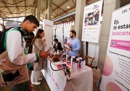 Jóvenes en la III Feria del Empleo y el Emprendimiento del Bierzo, en una imagen de archivo.