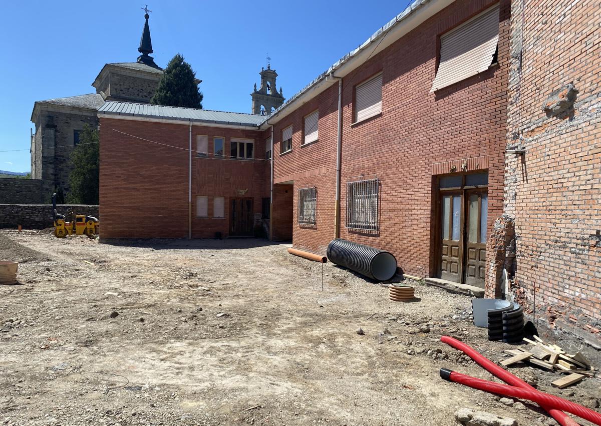 Imagen secundaria 1 - Imágenes del edificio que los vecinos han decidido de forma unánime que se derribe y los materiales que se está usando en la obra.