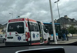 Imagen del autobús urbano de Ponferrada y la ambulancia de Sacyl, en el lugar del suceso.