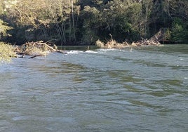 El puente colgante de Valiña quedó sepultado por las aguas tras desplomarse por las fuertes rachas de viento en 2022.