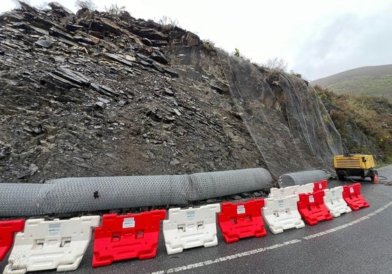 Imagen de la instalación de las redes de contención en el vial a Peranzanes.