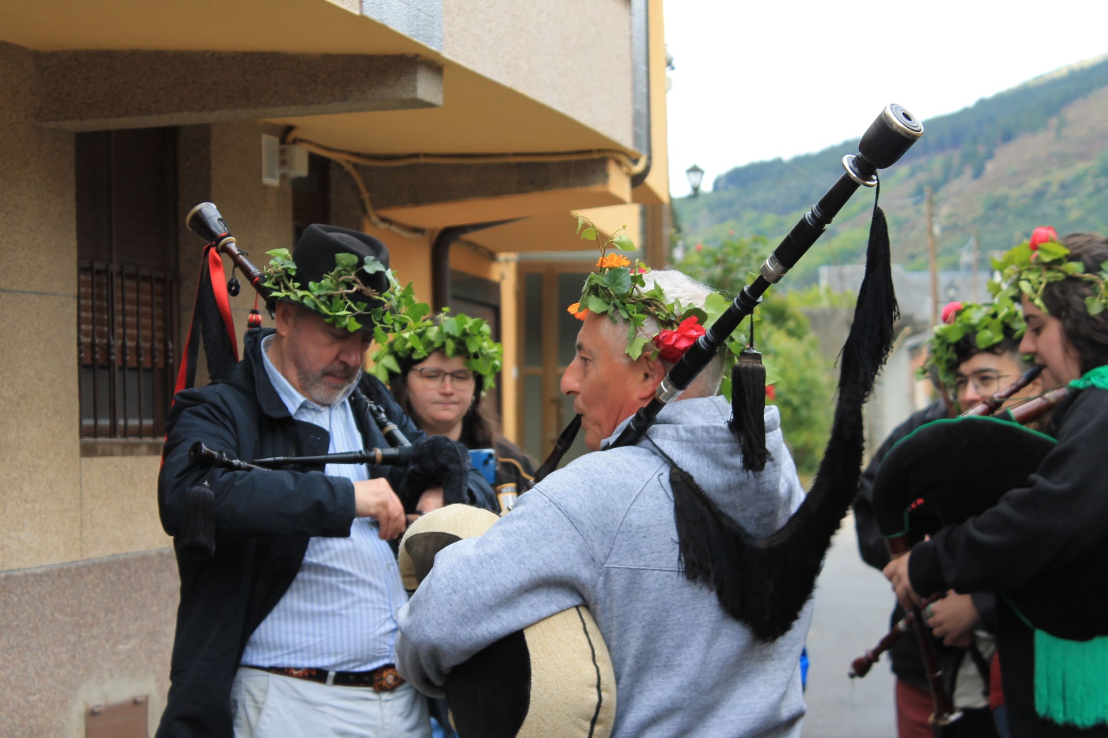 Los Maios tiñen de verde Villafranca