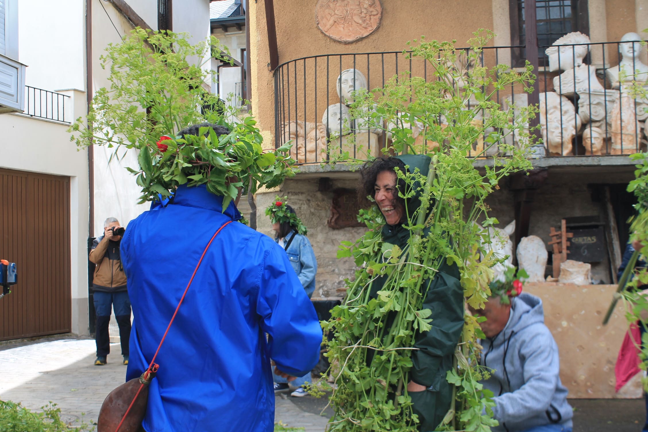 Los Maios tiñen de verde Villafranca