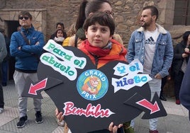 Los vecinos de Bembibre, volcados con la grabación del programa. En la imagen un niño con uno de los carteles realizados para la ocasión.