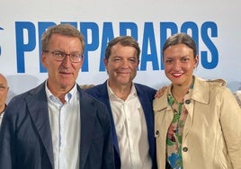 Lidia Coca junto a los presidentes del PP a nivel nacional, Alberto Núñez Feijóo, y autonómico, Alfonso Fernández Mañueco.