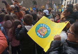 Bembibre se echó a la calle para recibir a la vaquilla del Grand Prix en la grabación del vídeo promocional del programa.