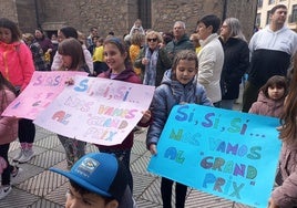 Bembibre celebró en la calle su participación en el Grand Prix durante la grabación del video promocional de TVE.