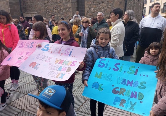 Bembibre celebró en la calle su participación en el Grand Prix durante la grabación del video promocional de TVE.