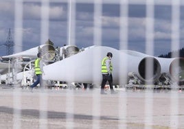 Operarios en la planta de la empresa LM Wind Power en el polígono industrial de La Llanada en Ponferrada.