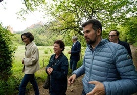 El secretario general del PSCyL, Luis Tudanca, durante su visita por el Monumento Natural de Las Médulas.