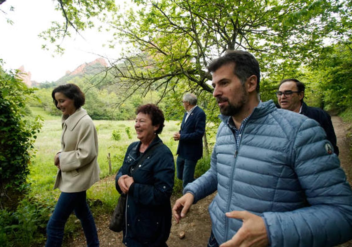 El secretario general del PSCyL, Luis Tudanca, durante su visita por el Monumento Natural de Las Médulas.