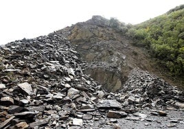 Desprendimiento de rocas y tierra en la carretera CL-631 en la localidad de Páramo del Sil.