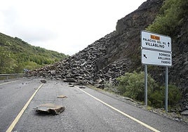 Desprendimiento de rocas y piedras en la carretera CL-631 en Páramo del Sil.