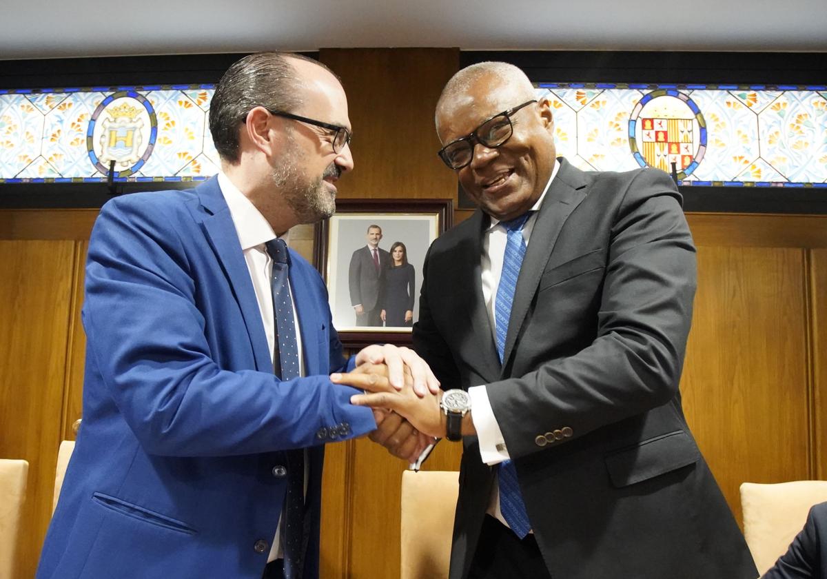 El ministro de Comunidades de Cabo Verde, Jorge Santos, durante su visita al Ayuntamiento de Ponferrada.