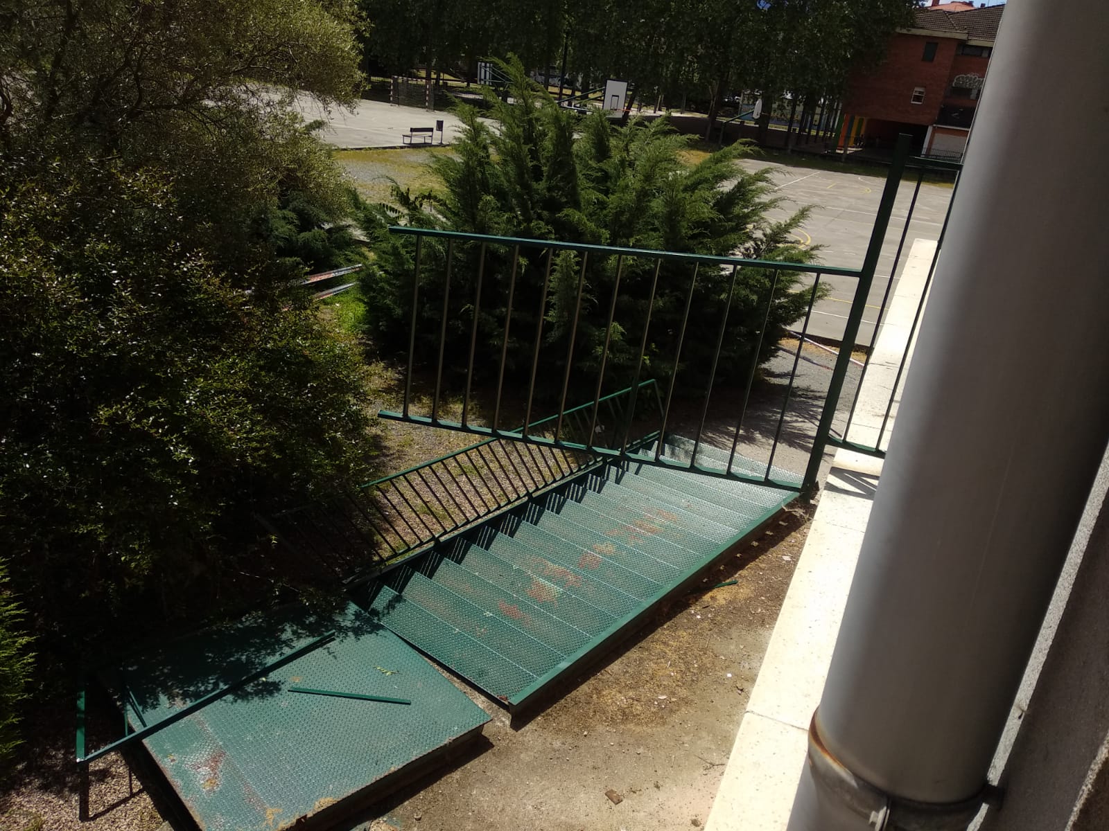 Múltiples heridos tras desplomarse una escalera en un instituto de Ponferrada