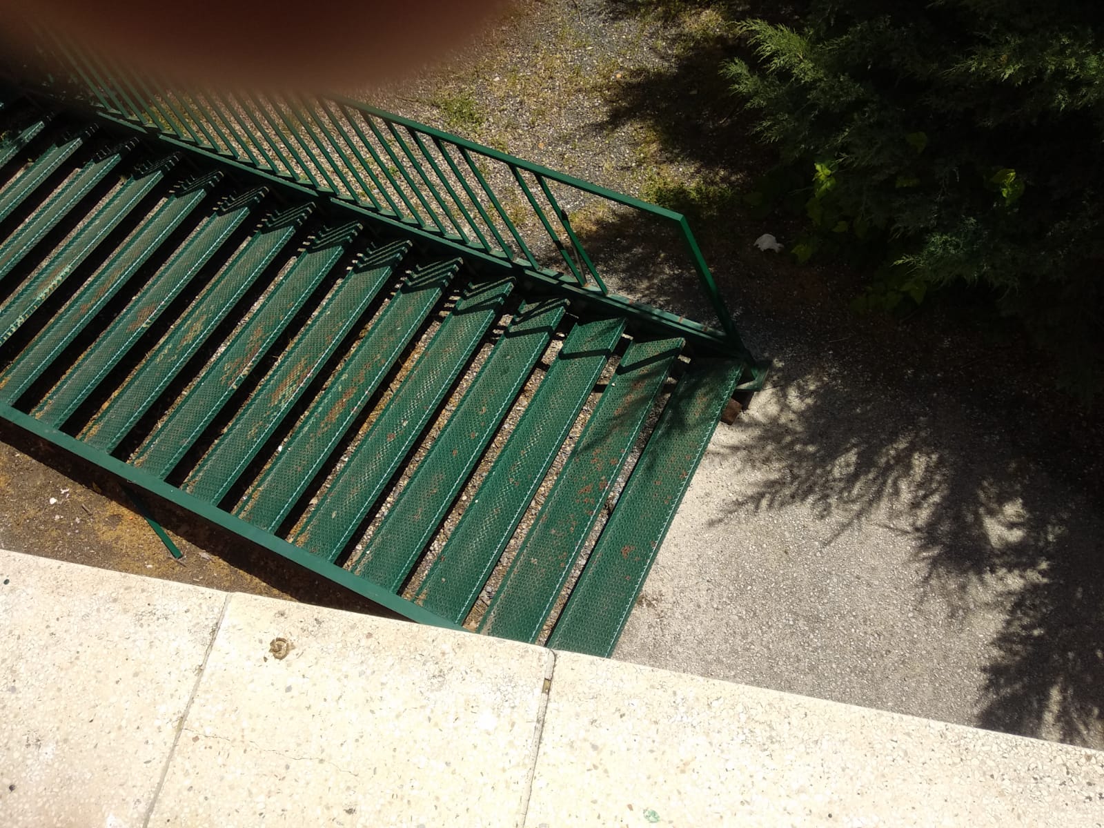 Múltiples heridos tras desplomarse una escalera en un instituto de Ponferrada