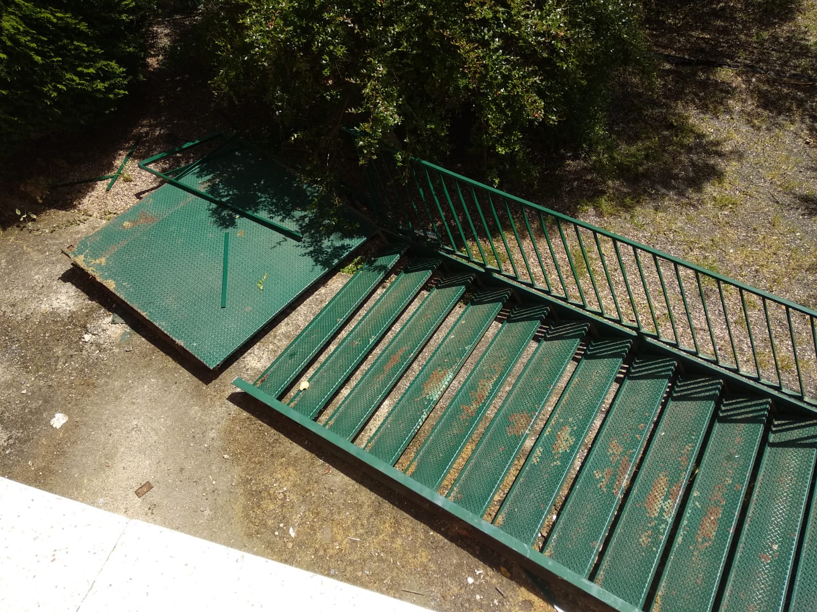 Múltiples heridos tras desplomarse una escalera en un instituto de Ponferrada