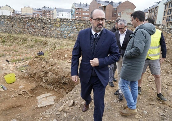 El alcalde de Ponferrada, en su visita a las excavaciones en el antiguo cementerio del Carmen